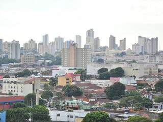 Umidade relativa do ar chegou a 13% nesta tarde em Campo Grande. (Foto: João Garrigó)