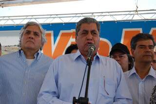 Governador discursa em inauguração da Via Morena, ao lado do senador Delcídio do Amaral e do prefeito Nelsinho Trad. (Foto: Simão Nogueira)