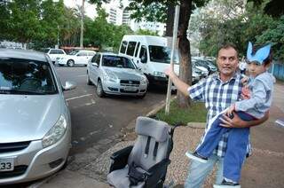 O motorista relatou que não há vagas, além de existir somente uma para deficientes (Foto: Pedro Peralta)