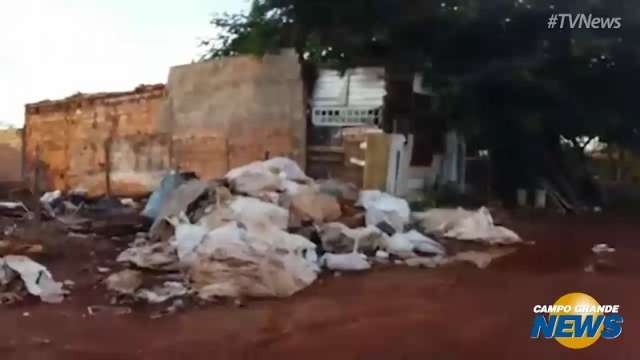 Moradores denunciam empresa de reciclagem que &ldquo;toma conta da rua&rdquo;