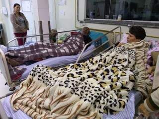 Pacientes em macas no corredor do Pronto Atendimento Médico no HU (Izabela Sanchez)
