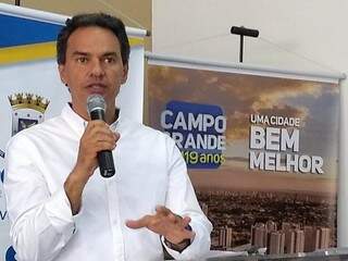 Prefeito de Campo Grande, Marquinhos Trad (PSD), durante discurso no evento desta terça-feira. (Foto: Kleber Clajus).