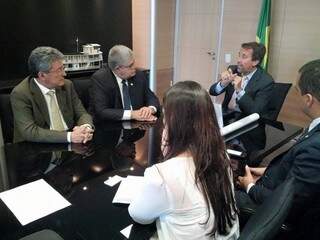 Roberto Hashioka e Carlos Marun com o ministro das Cidades, Gilberto Occhi (Foto: Divulgação)
