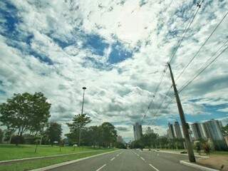 Céu com nuvens em Campo Grande nesta segunda-feira (Foto: André Bittar)