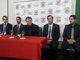 Promotores e delegados da PF durante entrevista coletiva, em Ponta Porã (Foto: Tião Prado)