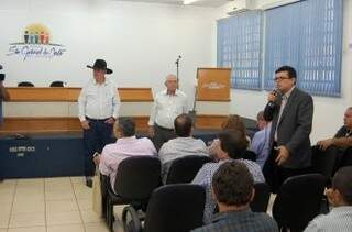 Olarte falando durante a reunião com outros 18 prefeitos em São Gabriel (Foto: Marlon Ganassin)