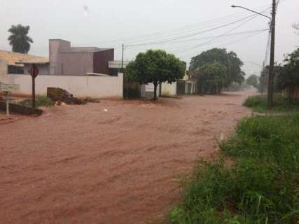 Chuva alaga ruas em Naviraí e deixa famílias desabrigadas em Miranda
