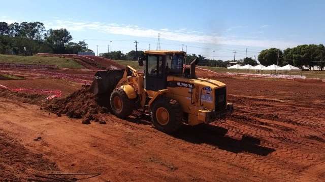 Para Brasileiro de Motocross, 160 caminh&otilde;es de terra recuperam pista no interior