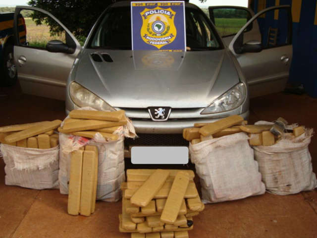  Em 1h05, PRF apreende 206,5 quilos de maconha na BR-463, em Ponta Por&atilde;