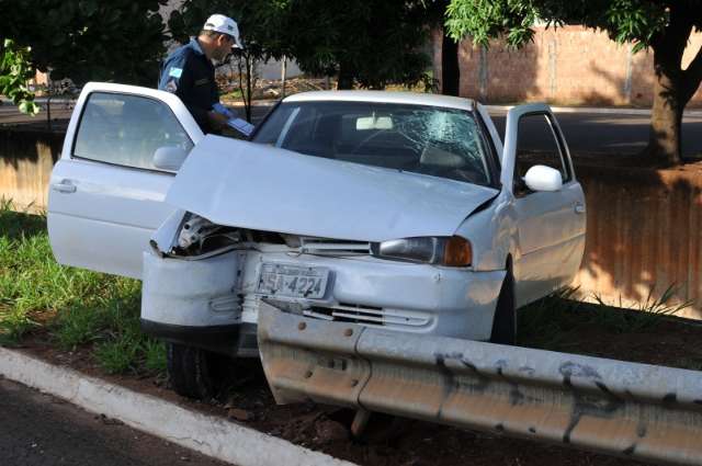 Condutor perde o controle, bate em guard-rail e quase cai em c&oacute;rrego