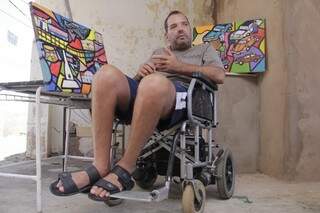 Sobre a cadeira de rodas, José ainda dá vida aos trabalhos coloridos que cria. (Foto: Alan Nantes)