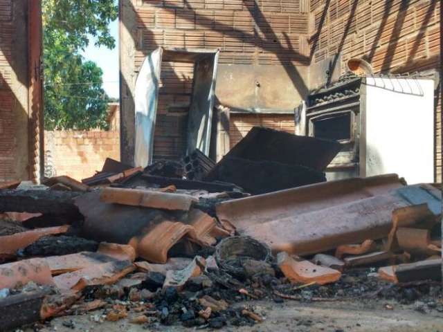 No dia de mudar de endere&ccedil;o, fam&iacute;lia perde tudo em inc&ecirc;ndio