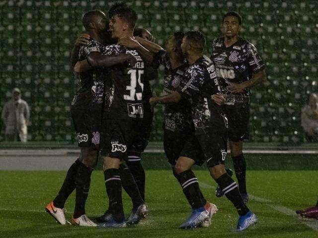 Com gol de Danilo Avelar, Corinthians garante 1 a 0 sobre a Chapecoense