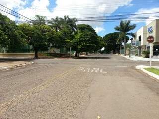 Próxima da Afonso Pena, rua Goiás, normalmente movimentada, está deserta no Natal (Foto: Zana Zaidan)