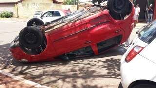 Motorista não respeita sinalização e provoca acidente na Capital Motorista não respeita sinalização e provoca acidente na Capital