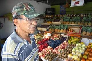 Conrado, que trabalha vendendo frutas há mais de 10 anos, diz que não tem como deixar de passar o valor do reajuste para o cliente. (Foto: Marcos Erminio) 