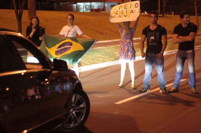 Em frente ao Aqu&aacute;rio, manifestantes bloqueiam tr&acirc;nsito e pedem hospital