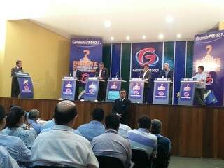Cinco candidatos a governador participam de debate no auditório da UFGD, em Dourados (Foto: Helio de Freitas)