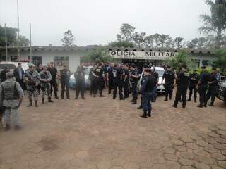 Policiais se preparando para iniciar a operação. (Foto: Divulgação) 