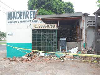 Muro de madeireira ficou destruído em acidente. &lt;i&gt;Foto: Simão Nogueira&lt;/i&gt;