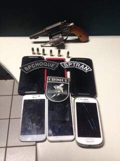 Arma e celulares apreendidos com o grupo. (Foto: divulgação/Batalhão de Choque)
