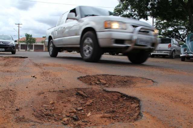 Bairro tem tanto buraco, que motorista desvia de um e cai em outro
