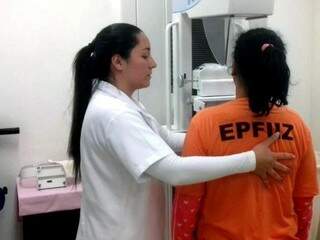 Reeducanda durante exame de mama, que foi realizado na carreta móvel do Hospital do Câncer, em Campo Grande. (Foto: Divulgação/Agepen)