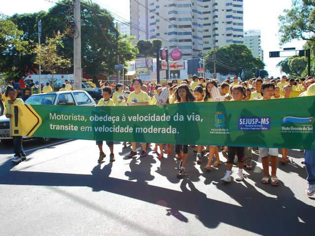  Caminhada pela Paz no Tr&acirc;nsito mobiliza 1,2 mil pessoas no Centro