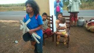 Cacique Damiana e crianças despejadas hoje em Dourados (Foto: Reprodução/Facebook)