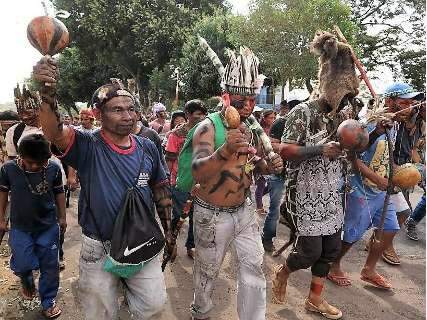 Em protesto, índios paraguaios acusam brasileiro de expulsá-los de terra