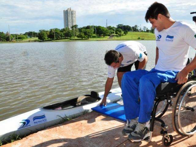 Integrada por campe&atilde;o, escola de canoagem recebe estrutura