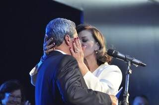 Governador recebe beijo da primeira-dama após encerrar discurso (Foto: João Garrigó)