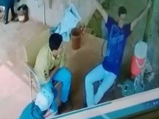 Ferido no pesco&ccedil;o, pe&atilde;o atravessa rio e pede ajuda para se salvar