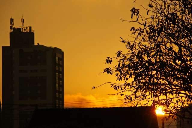 Vento forte deixa manh&atilde; gelada, mas calor volta nesta ter&ccedil;a