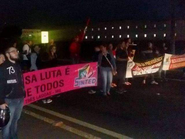 Manifestantes bloqueiam rodovias de MS em protesto contra reformas