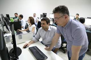 Adriano Chiarapa e engenheiros responsáveis pela manutenção do SIGO (Foto: Fernandes Antunes)