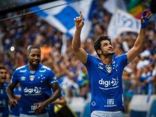 Zagueiro Léo celebra gol sobre o rival no Mineirão (Foto: Cruzeiro/Divulgação)