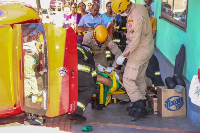 Ve&iacute;culo capota, atinge carro parado e homem fica preso &agrave;s ferragens