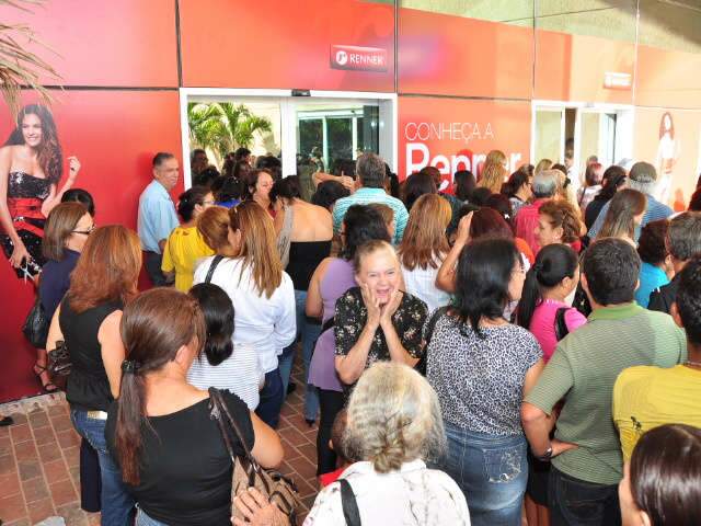  Antes mesmo de abertura, centenas j&aacute; esperavam no Shopping Norte Sul Plaza