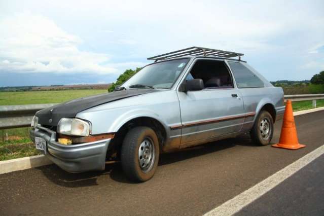 H&aacute; quatro dias abandonado em BR, carro intriga e vira amea&ccedil;a no tr&acirc;nsito 
