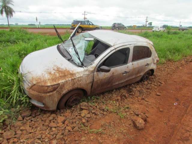 Motorista desvia de m&aacute;quina e capota na BR-163