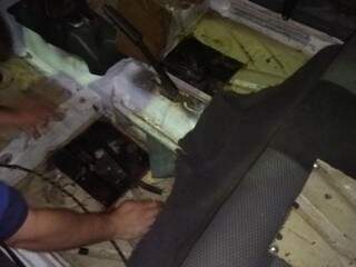 Droga estava escondida em fundo falso no assoalho do carro (Foto: PF/Divulgação)