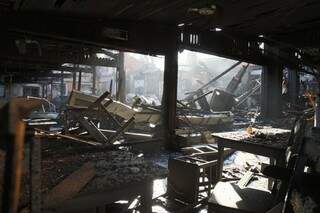 O restaurante foi destruído e deverá ser demolido (Foto: Fernando Antunes)
