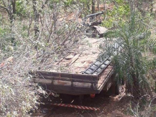 Ap&oacute;s colis&atilde;o, caminh&atilde;o cai de serra e motorista morre na MS-382