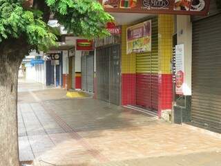 Lojas do centro de Dourados não abrem hoje como compensação pelo trabalho dos comerciários no aniversário da cidade (Foto: Gizele Almeida/Dourados News)