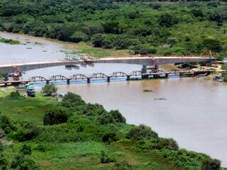 Nova ponte vai ficar bem acima do nível do rio, evitando inundações(Foto: Divulgãção/Rachid Waqued)