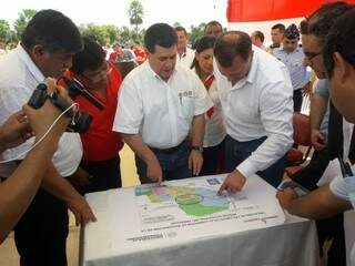 Horacio Cartes e o ministro Ramón Jiménez durante evento nesta sexta-feira (Foto: Carlos Almirón/ABC Color)
