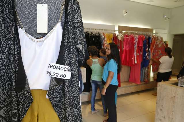 No primeiro s&aacute;bado ap&oacute;s pagamento, lojas t&ecirc;m movimento fraco no centro
