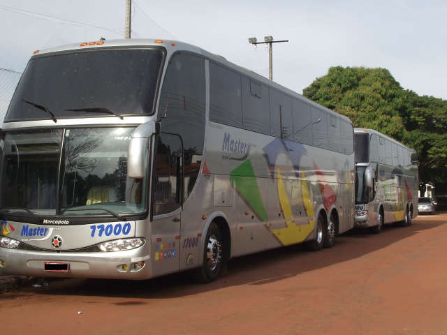  Grupo ataca comboio de &ocirc;nibus, rouba e tranca v&iacute;timas em bagageiro