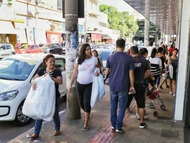 A partir de quinta-feira, lojas do Centro oferecem descontos de at&eacute; 50% 